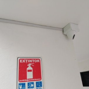 Instalación de cámara en pasillo
